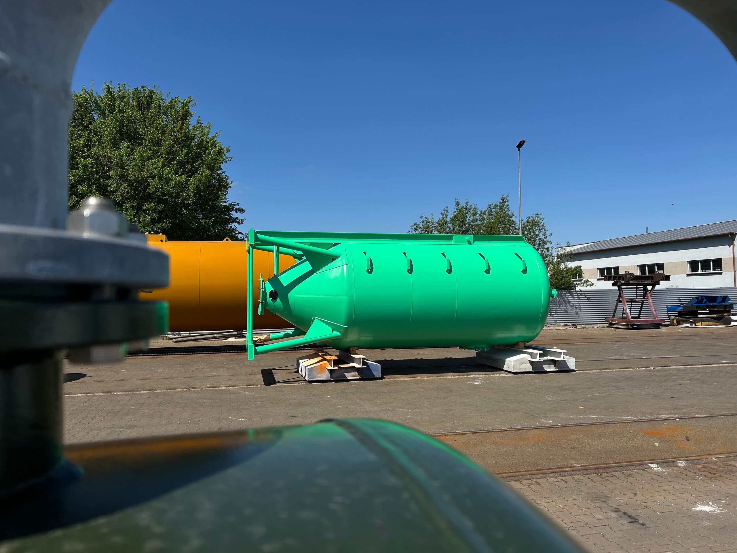 Zbiornik pionowy fi2900 – ciśnieniowy do zastosowań filtracyjnych